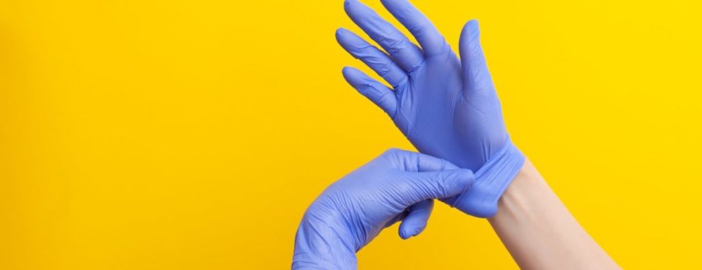 lila-medizinische-Handschuhe