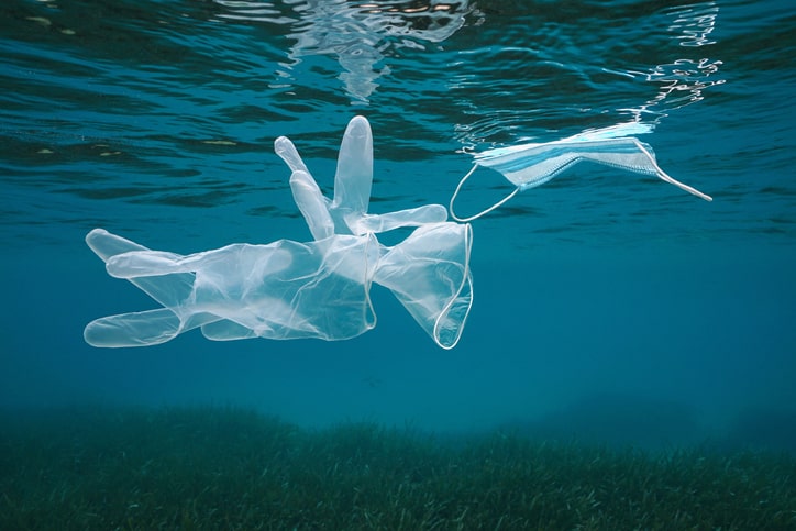Plastikhandschuhe im Meer - PPE-Umweltprobleme